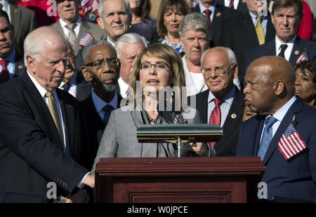 Ex congressista e della violenza pistola vittima Gabby Giffords risolve un rally sulla parte anteriore orientale passi dell'U.S. La camera dei rappresentanti il 4 ottobre 2017 a Washington D.C. I deputati democratici del Congresso tenuto il rally per onorare le vittime della massa riprese in Las Vegas e la richiesta di passaggio del King-Thompson bipartisan normativa per rafforzare i controlli in background e che istituisce una bipartisan Comitato di selezione sulla violenza pistola. Foto di Kevin Dietsch/UPI Foto Stock