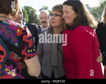Ex congressista e della violenza pistola vittima Gabby Giffords (C) saluta i membri del Congresso a seguito di un rally sulla parte anteriore orientale passi dell'U.S. La camera dei rappresentanti il 4 ottobre 2017 a Washington D.C. I deputati democratici del Congresso tenuto il rally per onorare le vittime della massa riprese in Las Vegas e la richiesta di passaggio del King-Thompson bipartisan normativa per rafforzare i controlli in background e che istituisce una bipartisan Comitato di selezione sulla violenza pistola. Foto di Kevin Dietsch/UPI Foto Stock