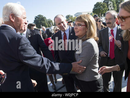 Ex congressista e della violenza pistola vittima Gabby Giffords (R) saluta i membri del Congresso a seguito di un rally sulla parte anteriore orientale passi dell'U.S. La camera dei rappresentanti il 4 ottobre 2017 a Washington D.C. I deputati democratici del Congresso tenuto il rally per onorare le vittime della massa riprese in Las Vegas e la richiesta di passaggio del King-Thompson bipartisan normativa per rafforzare i controlli in background e che istituisce una bipartisan Comitato di selezione sulla violenza pistola. Foto di Kevin Dietsch/UPI Foto Stock