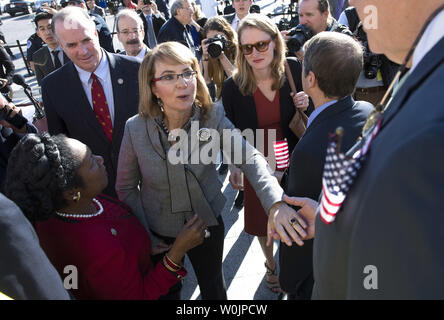 Ex congressista e della violenza pistola vittima Gabby Giffords (C) saluta i membri del Congresso a seguito di un rally sulla parte anteriore orientale passi dell'U.S. La camera dei rappresentanti il 4 ottobre 2017 a Washington D.C. I deputati democratici del Congresso tenuto il rally per onorare le vittime della massa riprese in Las Vegas e la richiesta di passaggio del King-Thompson bipartisan normativa per rafforzare i controlli in background e che istituisce una bipartisan Comitato di selezione sulla violenza pistola. Foto di Kevin Dietsch/UPI Foto Stock
