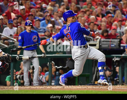 Chicago Cubs Javier Baez colpisce una sfera flubbed da Washington a cittadini terzo baseman Anthony Rendon nella sesta inning di gioco 1 della NLDS ai cittadini Park a Washington D.C. il 6 ottobre 2017. Rendon ha ricevuto un messaggio di errore e Baez eventualmente rigata. Foto di Kevin Dietsch/UPI Foto Stock