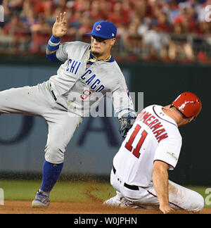 Cittadini di Washington Ryan Zimmerman (11) ruba seconda sotto il tag di Chicago Cubs secondo baseman Javier Baez (9) Nella quinta inning di gioco 2 della NLDS ai cittadini Park a Washington D.C. il 7 ottobre 2017. Foto di Pat Benic/UPI Foto Stock