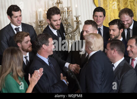 Presidente Donald Trump scuote le mani con i pinguini di Pittsburgh Goalie Marc-andré Fleury come egli saluta il 2017 Stanley Cup Champion i pinguini di Pittsburgh alla Casa Bianca, il 10 ottobre 2017 a Washington D.C. Foto di Kevin Dietsch/UPI Foto Stock