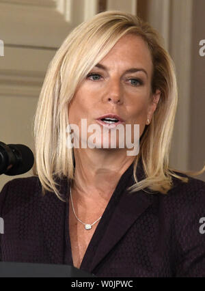 Kirstjen Nielsen, annunciato come il candidato come il nuovo Department of Homeland Security segretario, rende commento nella Sala Est della Casa Bianca, 12 ottobre 2017, a Washington, DC. Nielsen, un esperto di sicurezza informatica, erano state servendo come vice capo del personale della Casa Bianca. Foto di Mike Theiler/UPI Foto Stock