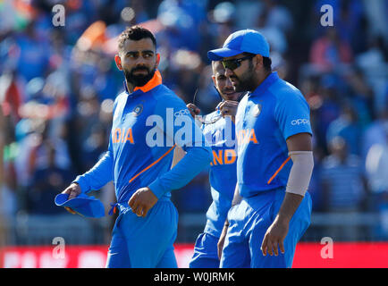 Old Trafford, Manchester, Regno Unito. Il 27 giugno, 2019. ICC di Coppa del Mondo di cricket, West Indies versus India; India capitano Virat Kohli conduce fuori il suo team dopo il loro 125 eseguire sul West Indies Credito: Azione Sport Plus/Alamy Live News Foto Stock