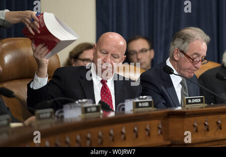 Casa modi e mezzi Comitato Presidente Kevin Brady, R-TX, passa un libro di regolamentazioni fiscali torna a un aiuto come egli partecipa al comitato il markup dei tagli fiscali e posti di lavoro atto, sulla Capitol Hill a Washington D.C. il 6 novembre 2017. Foto di Kevin Dietsch/UPI Foto Stock