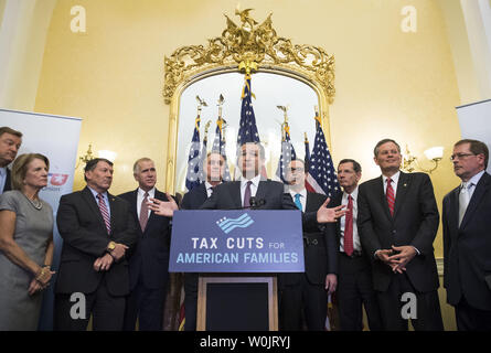 Il Sen. Tex Cruz, R-TX, parla nel corso di una conferenza stampa il repubblicano fattura fiscale e la riforma fiscale sulla Capitol Hill a Washington D.C. il 7 novembre 2017. Cruz era unita da parte dei colleghi senatori repubblicani, funzionari delle amministrazioni fiscali e degli avvocati. Foto di Kevin Dietsch/UPI Foto Stock