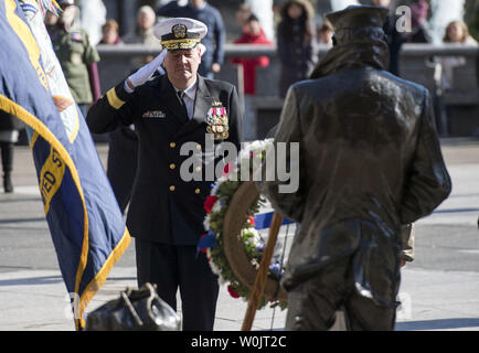 Ammiraglio Charles M. Rock, comandante del distretto navale di Washington, saluta durante una ghirlanda recante cerimonia in onore dei veterani giorno presso gli Stati Uniti Memoriale Navale il 10 novembre 2017 a Washington D.C. Foto di Kevin Dietsch/UPI Foto Stock