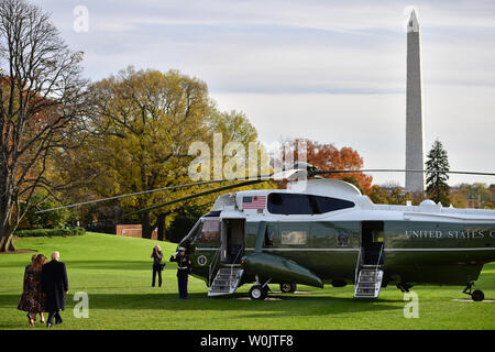 Presidente Donald Trump, First Lady Melania Trump e il loro figlio Barron a piedi a Marina Uno come essi partono alla Casa Bianca il 22 novembre 2017 a Washington D.C. La prima famiglia è sul loro modo di Mar-a-Lago per la festa del Ringraziamento. Foto di Kevin Dietsch/UPI Foto Stock