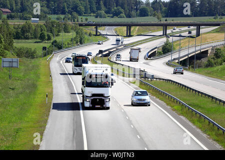 Salo, Finlandia. Giugno 15, 2019. White Renault Trucks T tira il rimorchio al traffico lungo il percorso europeo E18 nel sud della Finlandia in una giornata di sole dell'estate. Foto Stock