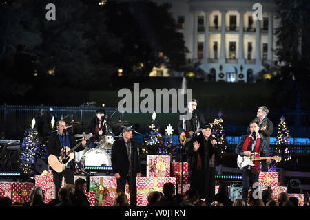 I Beach Boys eseguire musica di Natale durante l'illuminazione della nazionale di albero di Natale cerimonia sull'ellisse, 30 novembre 2017, a Washington, DC. La tradizione, ora nel suo 95th anno e avviato dal Presidente Calvin Coolidge, inaugura la stagione di vacanze nella capitale della nazione. Foto di Mike Theiler/UPI Foto Stock