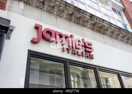 Digital Signage al di fuori di Jamie's Italian, Denman Street, Soho, Piccadilly, Londra W1, Regno Unito Foto Stock