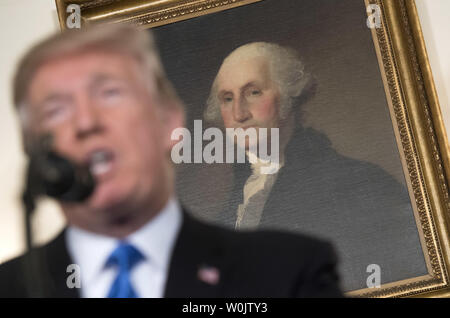 Un ritratto del presidente George Washington è visto dietro il presidente Donald Trump come egli annuncia che gli Stati Uniti riconoscono Gerusalemme come capitale di Israele e sarà eventualmente spostare la sede della sua ambasciata, durante una dichiarazione alla stampa del diplomatico sala ricevimento alla Casa Bianca il 6 dicembre 2017 a Washington D.C. Foto di Kevin Dietsch/UPI Foto Stock