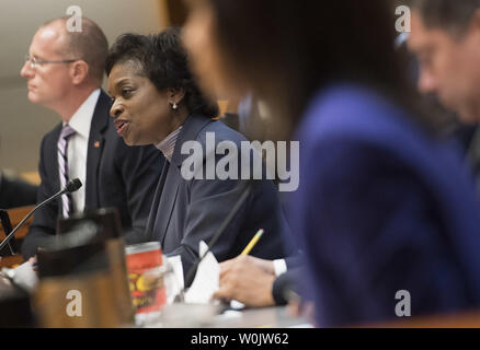 Commissione federale delle comunicazioni (FCC) commissario Mignon Clyburn parla a favore del mantenimento di net-neutralità nel luogo durante un udienza FCC sulla questione, alla FCC sul dicembre 14, 2017 a Washington D.C. La FCC ha votato 3-2 ad abrogare il Obama era-net-neutralità regolamenti, che potrebbe consentire di provider di servizi internet per modificare il modo in cui i consumatori di accedere a internet incluse, carica di più per determinati contenuti, bloccare i contenuti o rallentare l'accesso web. Foto di Kevin Dietsch/UPI Foto Stock