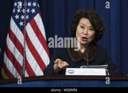 Elaine Chao, Segretario dei trasporti, partecipa a un dibattito intitolato Conversazioni con le donne d'America, sulla Trump dell Amministrazione di sforzi per migliorare la vita o le donne a casa e sul posto di lavoro, nel Eisenhower Executive Office Building a Washington D.C., il 16 gennaio 2017. Il pannello multipart pannello ha permesso ai partecipanti di porre domande ai membri dell'amministrazione sull'economia, sanità, lotta contro la crisi di oppioide e la sicurezza nazionale. Foto di Kevin Dietsch/UPI Foto Stock