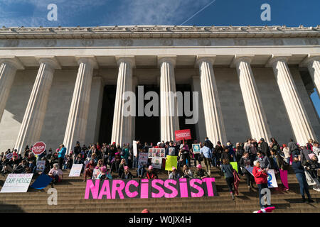 Un gruppo può contenere fino a lettere compitare narcisista di fronte al Lincoln Memorial a Washington D.C., il 20 gennaio 2018. Questo è un anno di anniversario delle donne del marzo dove centinaia di migliaia di persone si sono riuniti in DC e in tutti gli Stati Uniti a sostegno delle donne e di protestare Donald Trump's elezione a Presidente degli Stati Uniti. Foto di Ken Cedeño/UPI Foto Stock