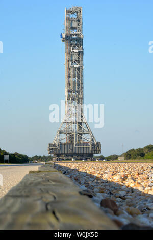 Il Kennedy Space Center in Florida, Stati Uniti d'America. Giugno 27, 2019. La NASA si muove dell'agenzia lanciatore mobile come si fa il suo ultimo rotolo a Launch Pad 39B. Per i prossimi tre mesi, il lanciatore mobile verrà sottoposto a collaudo finale presso il pad a certificare i sistemi di lancio. La prossima volta che il lanciatore mobile rende la sua trek a Launch Pad 39B, esso prevede il trasporto di NASA Space sistema di lancio di missili e Orion navicella spaziale per il lancio di Artemis 1. Credito foto Julian Porro / Alamy Live News Foto Stock