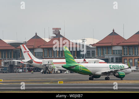DENPASAR,BALI/INDONESIA-Giugno 08 2019: alcune attività al piazzale dell'Aeroporto Internazionale Ngurah Rai di Bali. Essi si prepara per i passeggeri a bordo, come polv Foto Stock