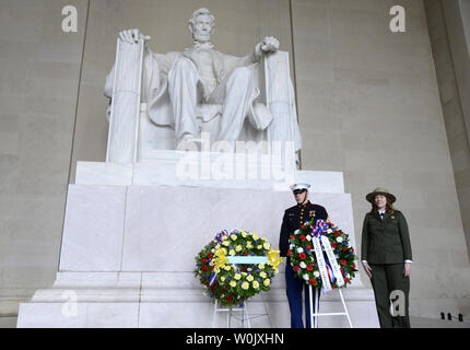 Deliberando Soprintendente National Mall e il Memorial Parks Jennifer Madello (R) si erge a attenzione dopo la presentazione di una corona durante un servizio del parco nazionale-evento ospitato per contrassegnare il 209th anniversario del Presidente degli Stati Uniti Abraham Lincoln il compleanno, 12 febbraio 2018, presso il Lincoln Memorial, a Washington D.C. Considerato uno di America più grandi presidenti, Lincoln è ricordato per preservare l'Unione dopo la guerra civile e la liberazione degli schiavi con il Proclama di emancipazione. Foto di Mike Theiler/UPI Foto Stock