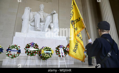 Un giovane uomo detiene una bandiera commemorativa per gli ausiliari per i figli dell'Unione veterani della guerra civile durante un servizio del parco nazionale-evento ospitato per contrassegnare il 209th anniversario del Presidente degli Stati Uniti Abraham Lincoln il compleanno, 12 febbraio 2018, presso il Lincoln Memorial, a Washington D.C. Considerato uno di America più grandi presidenti, Lincoln è ricordato per preservare l'Unione dopo la guerra civile e la liberazione degli schiavi con il Proclama di emancipazione. Foto di Mike Theiler/UPI Foto Stock