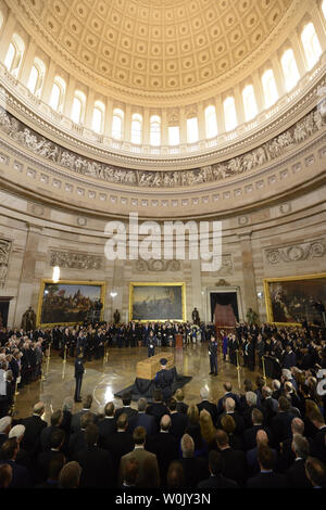 Vista generale dello scrigno di Rev. Billy Graham, giacente in onore del Campidoglio US rotunda, febbraio 28, 2018 a Washington, DC. Il Battista evangelista, 99, era un informale advisor per presidenti poiché il presidente Harry Truman ed è il primo leader religiosi ai laici in onore al Campidoglio. Foto di Mike Theiler/UPI Foto Stock