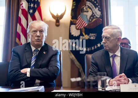 Il presidente statunitense Trump (L) parla accanto il Segretario alla difesa degli Stati Uniti Jim Mattis (R) nel corso di una riunione nel Cabinet Room della Casa Bianca di Washington, D.C. Marzo 8, 2018. Foto di Michael Reynolds/UPI Foto Stock