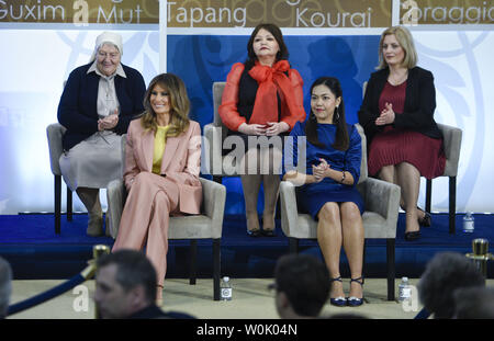 Stati Uniti prima signora Melania Trump si siede con i destinatari del 2018 International donne di coraggio Awards presso il Dipartimento di Stato a Washington DC, Marzo 23, 2018. Foto di Leigh Vogel/UPI Foto Stock