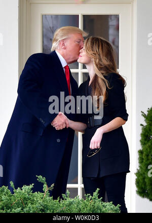 Presidente Donald Trump bacia le comunicazioni in uscita Direttore speranza Hicks come trump si diparte la Casa Bianca per una gita di un giorno a Ohio per fornire commenti sulla sua amministrazione del piano delle infrastrutture, il 29 marzo 2018 a Washington D.C. Foto di Kevin Dietsch/UPI Foto Stock