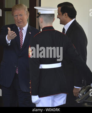 Presidente Donald Trump (L) i gesti per la stampa come egli saluta Emiro del Qatar Sheikh Tamin bin Hamad Al-Thani presso l'ala ovest della Casa Bianca, Aprile 10, 2018 a Washington, DC. Nonostante faide con l'Arabia Saudita e gli Emirati arabi uniti, Stati Uniti guarda al Qatar per sostegno nella lotta contro lo Stato islamico. Foto di Mike Theiler/UPI Foto Stock