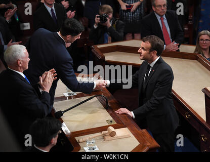 Il Presidente francese Emmanuel Macron scuote le mani con le casse di casa Paolo Ryan dopo aver affrontato la U.S. Congresso sulla Capitol Hill a Washington D.C. il 25 aprile 2018. Vice Presidente Mike pence (L) e altoparlante Casa Paolo Ryan sedersi dietro Macron. Foto di Pat Benic/UPI Foto Stock