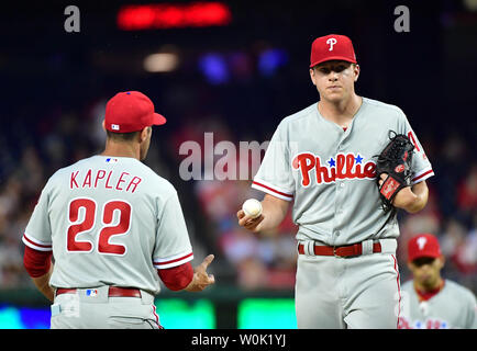 Philadelphia Phillies a partire lanciatore Nick Pivetta (43) è prelevato dal Philadelphia Phillies manager Gabe Kapler (22) nel secondo inning contro i cittadini di Washington a cittadini Park a Washington D.C. il 4 maggio 2018. Foto di Kevin Dietsch/UPI Foto Stock