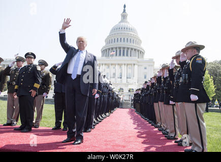 Presidente Donald Trump onde come egli arriva al 37th nazionali annuali ufficiali di pace " memoriale di servizio presso l'U.S. Capitol Building il 15 maggio 2018 a Washington D.C. Foto di Kevin Dietsch/UPI Foto Stock