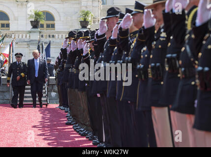 Presidente Donald Trump arriva alla trentasettesima nazionali annuali ufficiali di pace " memoriale di servizio presso l'U.S. Capitol Building il 15 maggio 2018 a Washington D.C. Foto di Kevin Dietsch/UPI Foto Stock