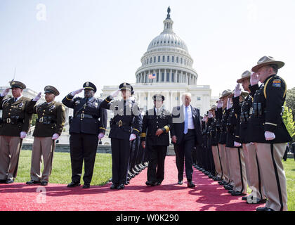 Presidente Donald Trump arriva alla trentasettesima nazionali annuali ufficiali di pace " memoriale di servizio presso l'U.S. Capitol Building il 15 maggio 2018 a Washington D.C. Foto di Kevin Dietsch/UPI Foto Stock