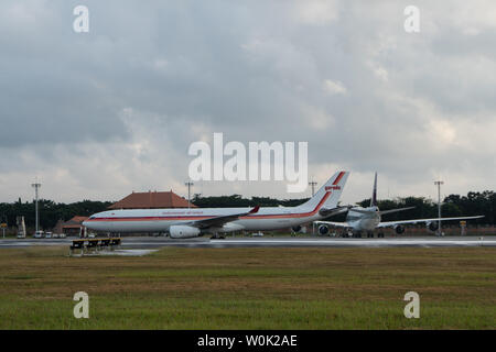 DENPASAR,BALI/INDONESIA-Giugno 08 2019: il vecchio progetto di Garuda Indonesia aereo si prepara per il rullaggio, dopo l'atterraggio all'Aeroporto di Ngurah Rai Bali Foto Stock