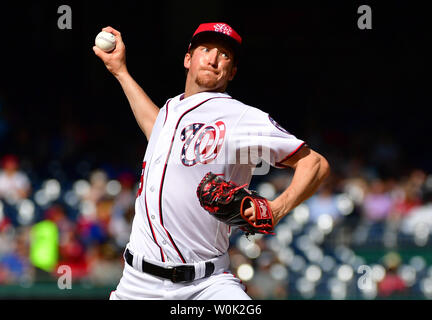 Washington cittadini relief pitcher Erick Fedde (23) passi contro il San Diego Padres nel secondo inning ai cittadini Park il 23 maggio 2018 a Washington D.C. Foto di Kevin Dietsch/UPI Foto Stock