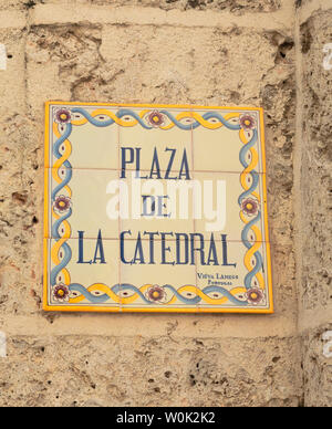 Ceramiche dipinte lapide sulla Plaza de la Catedral, (piazza della cattedrale) nella Città Vecchia o la Habana Vieja, Cuba, Caraibi Foto Stock