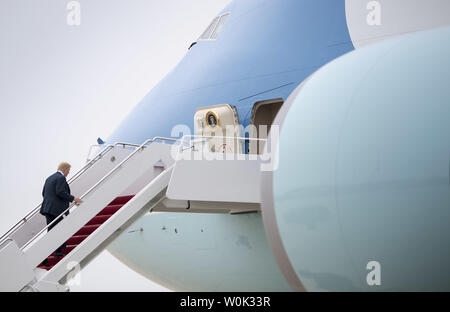 Presidente Donald Trump commissioni Air Force una volta come egli si parte per un viaggio di una giornata al Texas, a base comune Andrews, Maryland, 31 maggio 2018. Foto di Kevin Dietsch/UPI Foto Stock