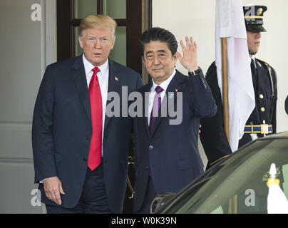 Presidente Trump accoglie Primo Ministro giapponese Shinzo Abe alla Casa Bianca a Washington D.C. il 7 giugno 2018. Foto di Kevin Dietsch/UPI Foto Stock