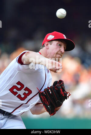 Washington cittadini relief pitcher Erick Fedde (23) passi contro i New York Yankees nel secondo inning ai cittadini Park a Washington D.C. il 18 giugno 2018. Foto di Kevin Dietsch/UPI Foto Stock