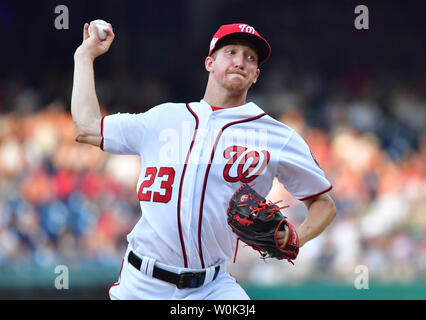 Washington cittadini relief pitcher Erick Fedde (23) passi contro i New York Yankees nel secondo inning ai cittadini Park a Washington D.C. il 18 giugno 2018. Foto di Kevin Dietsch/UPI Foto Stock