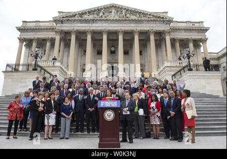 Casa leader della minoranza Nancy Pelosi, D-Calif., affiancato dal compagno di Casa democratici, parla nel corso di una conferenza stampa a introdurre una legislazione per terminare la separazione familiare per coloro che sono detenuti per attraversare la frontiera illegalmente, presso l'U.S. Campidoglio di Washington, il 20 giugno 2018. Foto di Kevin Dietsch/UPI Foto Stock