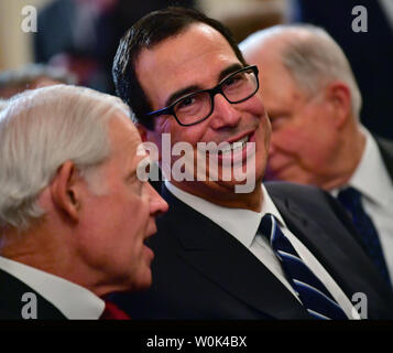Segretario del Tesoro Steven Mnuchin attende il presidente Donald Trump per introdurre il suo candidato alla Corte Suprema di Giustizia, nel corso di una cerimonia che si terrà nella Sala Est della Casa Bianca il 9 luglio 2018. La nuova giustizia sarà la sostituzione di ritirarvi giustizia Anthony Kennedy. Foto di Kevin Dietsch/UPI Foto Stock