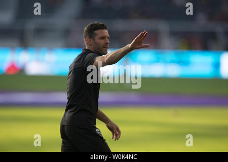 D.C. Regno head coach Ben Olsen onde ai tifosi prima di una partita tra D.C. Regno e Vancouver Whitecaps presso Audi Archiviato in Washington, DC il 14 luglio 2018. Si tratta di D.C. Regno del primo gioco presso il nuovo campo. Foto di Alex Edelman/UPI Foto Stock