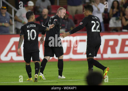 D.C. Regno avanti Wayne Rooney (9) celebra un obiettivo con D.C. Regno centrocampista Luciano Acosta (10) e c.c. Regno centrocampista Yamil Asad (22) durante il gioco tra D.C. Regno e Vancouver Whitecaps presso Audi Archiviato in Washington, DC il 14 luglio 2018. Si tratta di D.C. Regno del primo gioco presso il nuovo campo e Rooney del debutto di D.C. Regno. Foto di Alex Edelman/UPI Foto Stock