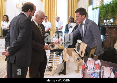 Vice Presidente Mike Pence soddisfa con acque salmastre cravatte, di Carolina del Sud, durante il Made in America vetrina, alla Casa Bianca a Washington D.C. il 23 luglio 2018. L'evento mette in evidenza i prodotti americani e produzione. Foto di Kevin Dietsch/UPI Foto Stock