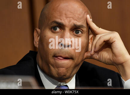 Stati Uniti il senatore Cory Booker ascolta come Suprema Corte di giustizia nominee Brett M. Kavanaugh siede dinanzi alla commissione giudiziaria del Senato di martedì per il primo giorno della sua conferma audizioni davanti al Congresso di voti per la sua nomina per la Corte suprema al Campidoglio di Washington il 4 settembre 2018. Giudice Kavanaugh è stato nominato per riempire la sede di giustizia Antonio M. Kennedy che ha annunciato il suo ritiro nel mese di giugno. Foto di Pat Benic/UPI Foto Stock