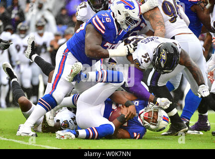 Buffalo Bills running back LeSean McCoy (25) viene affrontato da Baltimore Ravens linebacker Terrell Suggs (55) nel primo trimestre a M&T Bank Stadium di Baltimora, Maryland il 9 settembre 2018. Foto di Kevin Dietsch/UPI Foto Stock