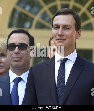 White House Advisor Jared Kushner (R) e segretario del Tesoro Steven Mnuchin ascoltare il presidente Donald Trump's annuncio su Stati Uniti Messico Canada accordo (USMCA) nel Giardino delle Rose della Casa Bianca, 1 ottobre 2018, a Washington, DC. Il trilaterale USMCA patto commerciale sostituirà l'Accordo nordamericano di libero scambio (NAFTA) del 1994. Foto di Mike Theiler/UPI Foto Stock