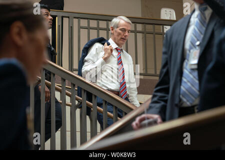 Il Sen. Rob Portman, (R-OH), passeggiate al Senato sensibile suddivisa Information Facility, o SCIF, a rivedere il rapporto dell' FBI in materia di controlli in background per finalizzare la nomina giudice Brett Kavanaugh alla Corte suprema al Campidoglio di Washington D.C., il 4 ottobre 2018. Foto Ken Cedeño/UPI Foto Stock